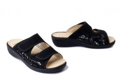 DR. BRINKMANN 700604-01 schwarz, klapki damskie. Czarne klapki damskie Dr. Brinkmann, bez wzorów, ze skóry, bez obcasa. Za 394.90 zł.