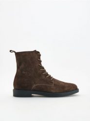 Zamszowe botki - ciemnobrązowy. Brązowe buty zimowe męskie Reserved, z zamszu, bez zapięcia. Za 259.99 zł.