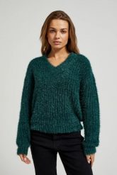 Puszysty sweter z metaliczną nitką zielony. Zielone swetry klasyczne damskie MOODO, l, z poliesteru, bez kołnierzyka. W wyprzedaży za 59.98 zł.