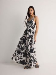 Sukienka maxi w kwiatowy wzór - czarny. Czarne sukienki damskie Reserved, l, bez wzorów, z lyocellu, bez kołnierzyka, bez ramiączek, maxi. W wyprzedaży za 99.99 zł.