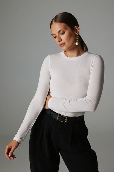 BLUZKA SUZIE ECRU L - Flawless. Bluzki damskie Flawless, l, bez wzorów, z materiału, klasyczne, bez kołnierzyka, bez ramiączek. Za 265.00 zł.