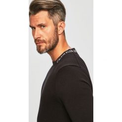Calvin Klein Jeans - Sweter. Czarne swetry męskie Calvin Klein Jeans, l, bez wzorów, z bawełny, bez kołnierzyka. W wyprzedaży za 199.90 zł.