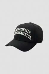 AERONAUTICA MILITARE Czarna czapka z daszkiem. Czarne czapki męskie AERONAUTICA MILITARE, bez wzorów. W wyprzedaży za 159.99 zł.