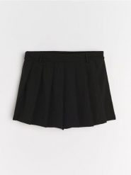 Plisowane spódnico-spodenki - czarny. Czarne szorty damskie Sinsay, bez wzorów. Za 39.99 zł.