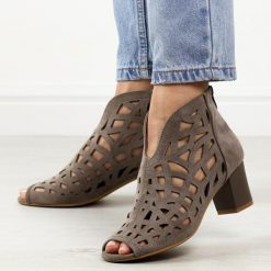 C. Brązowe sandały damskie na obcasie z zakrytą piętą M.Daszyński 1954-15. Brązowe sandały damskie M.Daszyński, w ażurowe wzory, z zamszu, bez obcasa, na obcasie. W wyprzedaży za 152.15 zł.