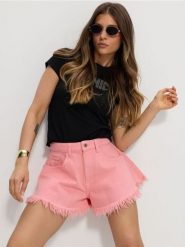 Szorty jeansowe high waist postrzępioną nogawką - różowy. Czerwone szorty damskie Sinsay, bez wzorów, z jeansu, z podwyższonym stanem. Za 69.99 zł.