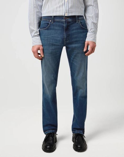 MESKIE SPODNIE WRANGLER GREENSBORO MARINE TINT 112371009. Spodnie materiałowe męskie Wrangler, bez wzorów, z jeansu, marine. Za 219.99 zł.