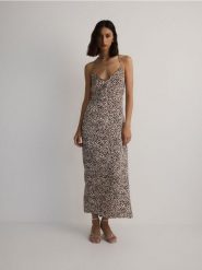 Sukienka ze zwierzęcym wzorem - wielobarwny. Sukienki damskie Reserved, l, bez wzorów, z satyny, bez kołnierzyka, bez ramiączek, dopasowane. W wyprzedaży za 119.99 zł.