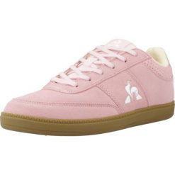 Buty LE COQ SPORTIF LCS DERBY Rose. Czerwone obuwie trekkingowe damskie Le Coq Sportif. Za 279.99 zł.