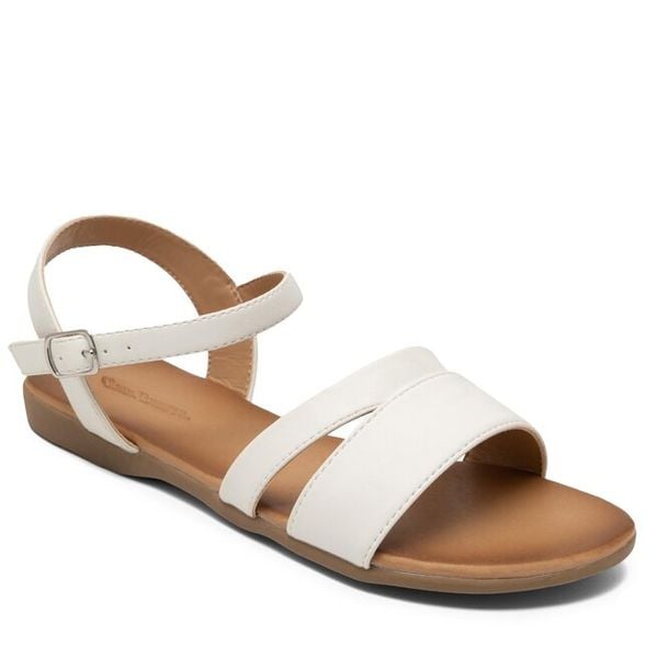 Sandały Clara Barson. Białe sandały damskie Clara Barson, bez wzorów, bez obcasa, na płaskiej podeszwie. Za 79.99 zł.