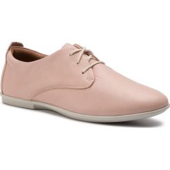Oxfordy CLARKS - Un Coral Lace 261403604 Blush Leather. Czerwone półbuty damskie Clarks, bez wzorów, ze skóry, bez obcasa, na płaskiej podeszwie. W wyprzedaży za 239.00 zł.