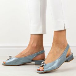 Niebieskie satynowe sandały damskie na obcasie T.Sokolski L26-136s. Niebieskie sandały damskie Sokolski, bez wzorów, z satyny, bez obcasa, na obcasie. Za 179.00 zł.