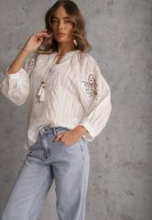 Biała Wiązana Bluzka w Stylu Boho z Tencelu z Koralikami i Koronką Helotis. Białe bluzki damskie Renee, m, z aplikacjami, z koronki, boho, bez kołnierzyka, bez ramiączek. Za 119.99 zł.
