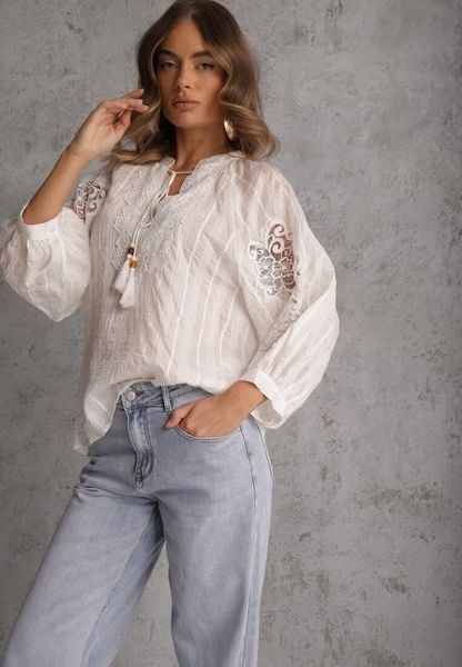 Biała Wiązana Bluzka w Stylu Boho z Tencelu z Koralikami i Koronką Helotis. Białe bluzki damskie Renee, m, z aplikacjami, z koronki, boho, bez kołnierzyka, bez ramiączek. Za 119.99 zł.