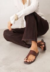 Brązowe Klapki VICES w Typie Japonek z Ozdobą na Dużym Palcu Ettelhe. Brązowe klapki damskie Renee, z aplikacjami, z jeansu, bez obcasa, na płaskiej podeszwie. Za 59.99 zł.