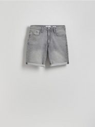Szorty slim fit z zakładkami - jasnoszary. Szare szorty męskie Reserved, z denimu, bez kołnierzyka. Za 129.99 zł.