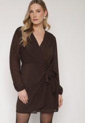 Brązowa Kopertowa Sukienka Zdobiona Cyrkoniami i Drapowaniem Idiselle. Brązowe sukienki damskie Born2be, do pracy, m, z aplikacjami, z poliesteru, biznesowe, bez kołnierzyka, bez ramiączek, kopertowe. Za 149.99 zł.