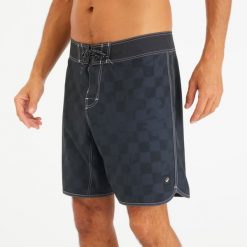 Second Life - Spodenki surfingowe męskie Decathlon 500 Checky 18" - Stan Dobry. Czarne kąpielówki męskie Decathlon, m, bez wzorów, z materiału, do pływania. Za 66.99 zł.