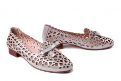 BOCCATO 010.3939 29 srebrny, półbuty damskie. Szare półbuty damskie Boccato, w ażurowe wzory, ze skóry, bez obcasa, na obcasie. Za 339.90 zł.