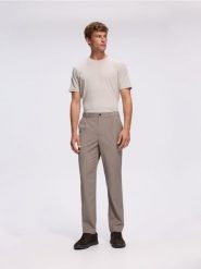 Spodnie chino carrot z wełną - brązowy. Brązowe spodnie materiałowe męskie Reserved, bez wzorów, z tkaniny. Za 189.99 zł.