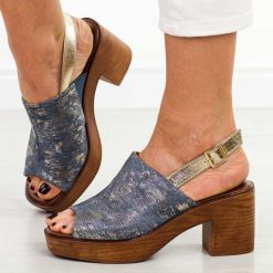 Niebieskie jeans sandały damskie na obcasie M.Daszyński 23126-7. Niebieskie sandały damskie M.Daszyński, bez wzorów, z jeansu, bez obcasa, na obcasie. Za 169.00 zł.