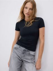 Gładki t-shirt regular fit - czarny. Czarne t-shirty damskie Reserved, l, bez wzorów, z dzianiny, bez kołnierzyka. Za 45.99 zł.