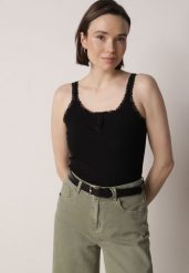 Czarny Top z Bawełny Ozdobiony Guzikami i Koronką przy Dekolcie Beralie. Czarne topy damskie Born2be, m, bez wzorów, z bawełny, bez kołnierzyka. Za 39.99 zł.