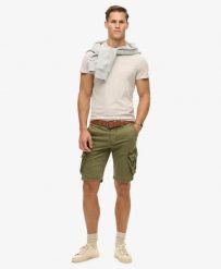 Superdry Core Cargo Shorts – szorty cargo Relaxed Fit, Chive Green. Zielone szorty damskie Superdry., bez wzorów, z bawełny, klasyczne. Za 352.00 zł.