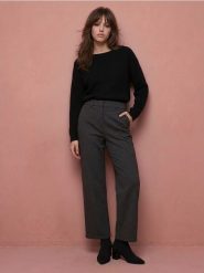 Sweter z domieszką wełny i koronkowym dekoltem - czarny. Czarne swetry klasyczne damskie Sinsay, l, z koronki, bez kołnierzyka. Za 59.99 zł.