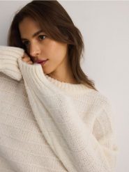Sweter z luźnym splotem - kremowy. Białe swetry klasyczne damskie Reserved, l, z dzianiny, bez kołnierzyka. W wyprzedaży za 59.99 zł.