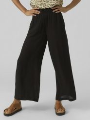 Vero Moda Spodnie w kolorze czarnym rozmiar: XS. Czarne spodnie materiałowe damskie Vero Moda, bez wzorów, z materiału, klasyczne. Za 109.78 zł.
