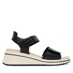 Sandały Caprice. Czarne sandały damskie Caprice, bez wzorów, bez obcasa, na koturnie. Za 329.99 zł.