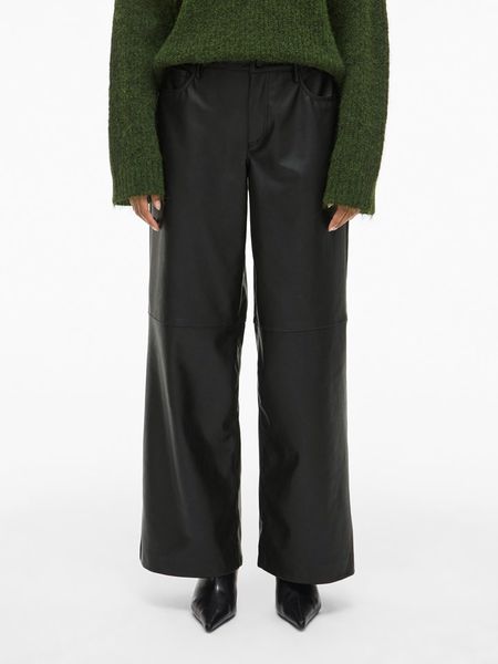 Vila Spodnie "Vianne" w kolorze czarnym ze skóry syntetycznej rozmiar: 36. Czarne spodnie materiałowe damskie Vila, bez wzorów, ze skóry. Za 117.73 zł.