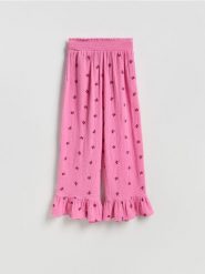 Luźne spodnie z falbankami - różowy. Czerwone spodnie materiałowe damskie Reserved, bez wzorów, z bawełny. Za 159.99 zł.