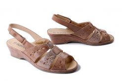SUAVE 710231-08 beige, sandały damskie. Brązowe sandały damskie Suave, bez wzorów, ze skóry, bez obcasa, na koturnie. Za 276.43 zł.