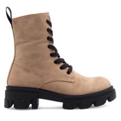 Trzewiki DeeZee. Brązowe botki damskie DeeZee, bez obcasa, na płaskiej podeszwie, bez zapięcia. Za 107.99 zł.