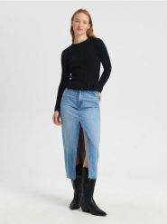 Sweter w prążki - czarny. Czarne swetry klasyczne damskie Sinsay, l, z dzianiny, bez kołnierzyka. Za 69.99 zł.