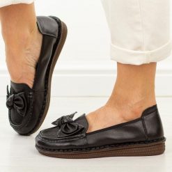 Czarne skórzane półbuty damskie Cambell 15312. Czarne półbuty damskie Cambell, bez wzorów, z jeansu, eleganckie, z okrągłym noskiem, bez obcasa, na płaskiej podeszwie. Za 219.00 zł.