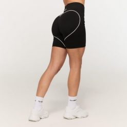 Szorty damskie fitness slim z wysokim stanem czarne Varsity. Czarne spodenki sportowe damskie GYMBEAM, bez wzorów, z bawełny, sportowe, z podwyższonym stanem. Za 98.90 zł.