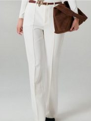 Spodnie flare z paskiem - kremowy. Białe spodnie materiałowe damskie Sinsay, bez wzorów. Za 59.99 zł.