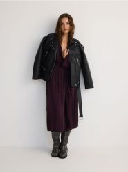 Sukienka midi - ciemnofioletowy. Fioletowe sukienki damskie Reserved, l, bez wzorów, z tkaniny, bez kołnierzyka, bez ramiączek, midi, rozkloszowane. W wyprzedaży za 69.99 zł.