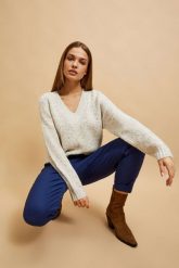 Sweter z dekoltem w serek i długimi rękawami perłowy. Białe swetry klasyczne damskie MOODO, s, z bawełny, bez kołnierzyka. W wyprzedaży za 74.99 zł.