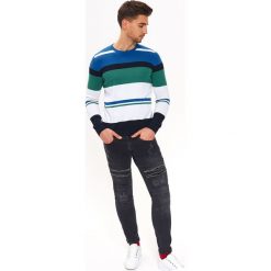 SWETER MULTIKOLOROWY. Niebieskie swetry męskie TOP SECRET, na lato, l, bez wzorów, z dzianiny, bez kołnierzyka. W wyprzedaży za 29.99 zł.