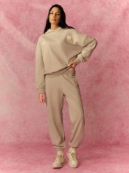 4F Spodnie dresowe joggery damskie - szare M. Szare spodnie dresowe damskie 4f, m, bez wzorów, z dresówki. Za 149.99 zł.