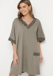 Ciemnozielona Bawełniana Sukienka o Pudełkowym Kroju z Dekoltem w Serek Amosa. Zielone sukienki damskie Born2be, na co dzień, na lato, plus size, z aplikacjami, z bawełny, eleganckie, bez kołnierzyka, plus size, bez ramiączek, mini. W wyprzedaży za 55.99 zł.