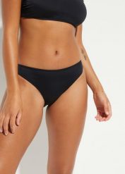 Figi bikini z typowym wycięciem na nogi. Czarne bikini damskie bonprix, bez wzorów. Za 32.99 zł.