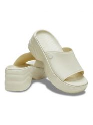 Crocs Klapki "Skyline" w kolorze kremowym rozmiar: 41/42. Brązowe klapki damskie Crocs, bez wzorów, bez obcasa. Za 188.85 zł.