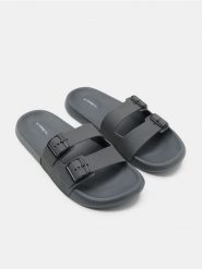 Klapki z podwójnym paskiem i klamrami - szary. Szare klapki i japonki męskie Sinsay. Za 29.99 zł.