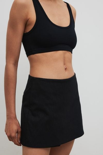 Spódnico spodenki z lnem w kolorze TOTALLY BLACK - MOVE-L. Czarne spódniczki damskie Marsala, l, bez wzorów, z bawełny, eleganckie. Za 229.90 zł.