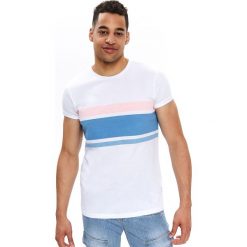 T-SHIRT W PASY. Białe t-shirty męskie TOP SECRET, na lato, l, bez wzorów, z bawełny, bez kołnierzyka. W wyprzedaży za 19.99 zł.